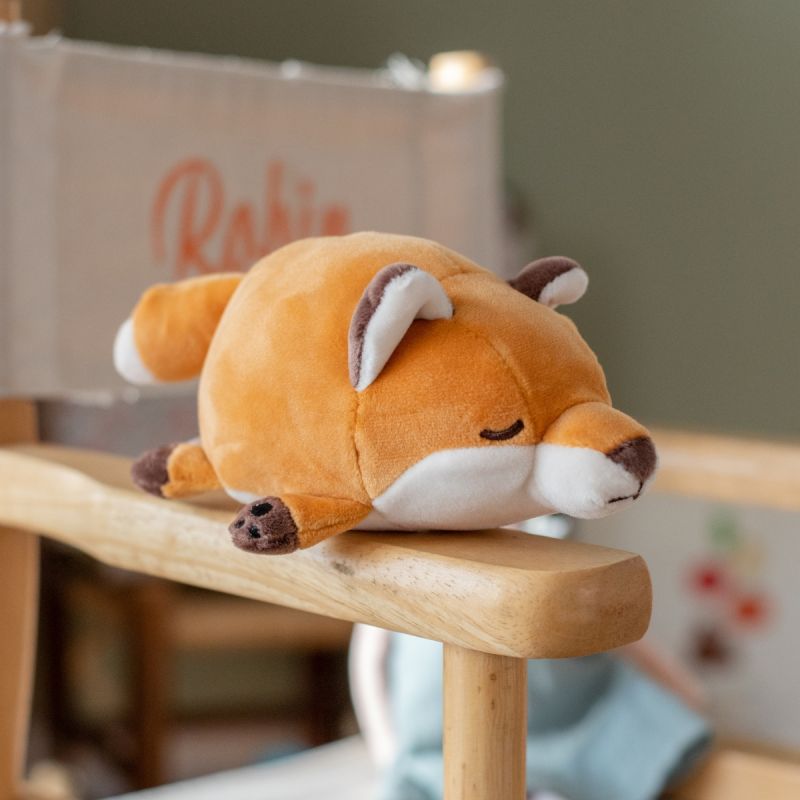 Image d'ambiance de présentation du produit Porte-clé peluche Nemu Nemu Konta le Renard (11 cm) - Trousselier
